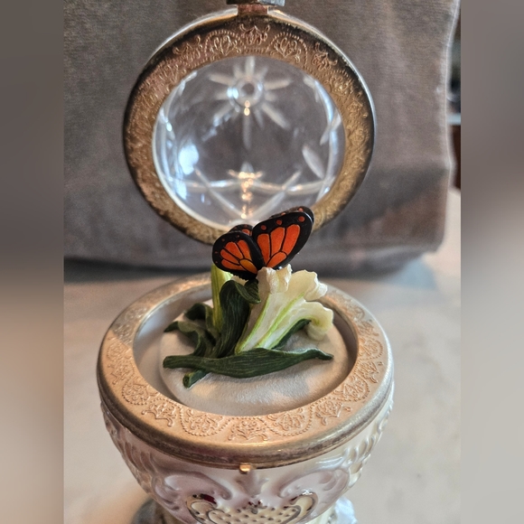 Vintage Crystal Egg Porcelain MusicBox Pedestal w/Butterfly and Orchid sculpture - Picture 2 of 7